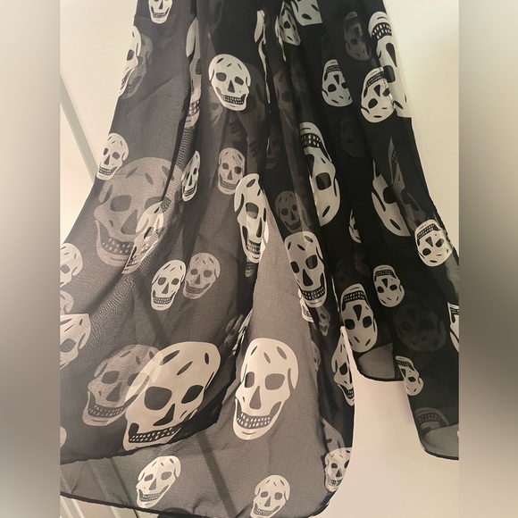 Accessories - SHEER SKULLS ☠️ | Black & White Skull Print | Scarf (Brand New!) 💕✨